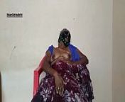 मस्त फिगर वाली भाभी फोन पर पति से बात करने के बाद मूठ मारते from arumax indian mom tamil maid