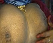 बालों वाली माँ बिस्तर में हस्तमैथुन करती है from mallu aunty rolling in bed with hubby showing ass and tits vintage sex vid