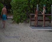 Beach Babes walking naked from caminando desnuda