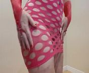 dan&ccedil;a sensual de vestido arrastao rosa e com salto from www halter com