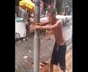 homem sob efeito de tentando matar um poste. from matar pravah marath