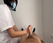 I take off the towel and surprise the masseuse girl who helps me finish by jerking off until I cum from 上海按摩店 打飞机 320元 50分钟 技师很漂亮身高170 体重大概105