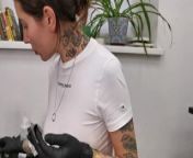 Тату мастер без нижнего белья! Заплатил сексом за татуировку! from tattoo artists nude
