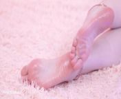 Hot tasty pink oil feet. 4k foot fetish video. size 10 feet barefoot. from 10 slave and