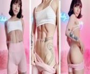 Cute and petite Asian muscle girl flexes and flashes her tits and pussy from ayudando a de limpieza a terminar de linpiar